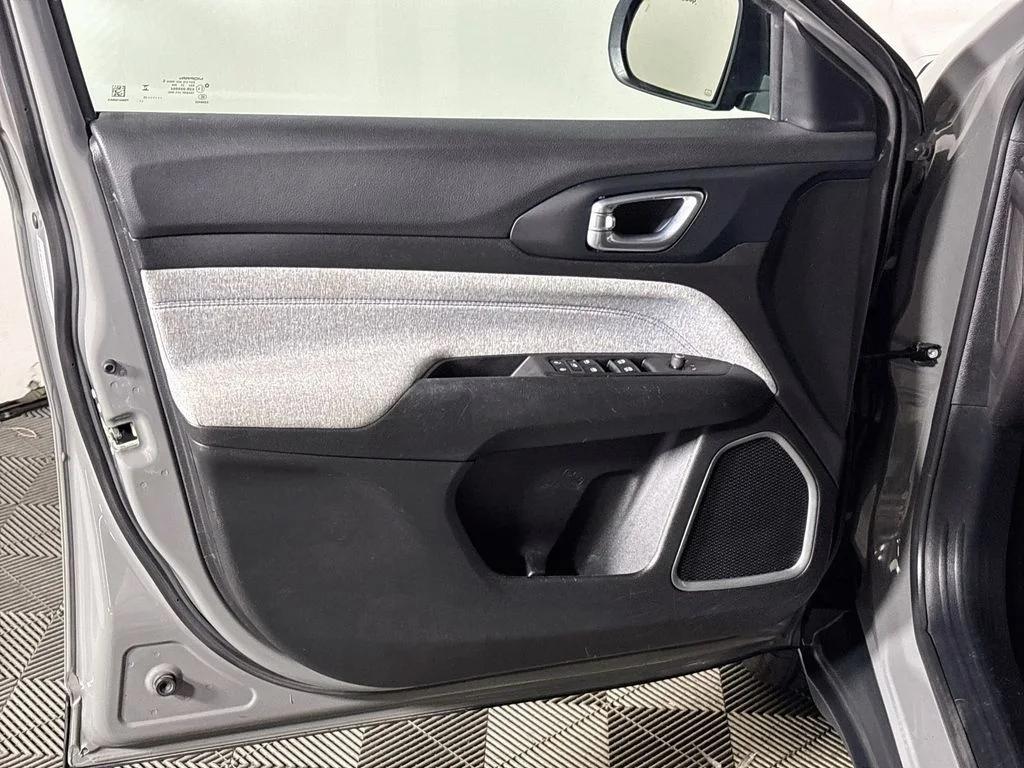 Used 2023 Gray Jeep Latitude image 10