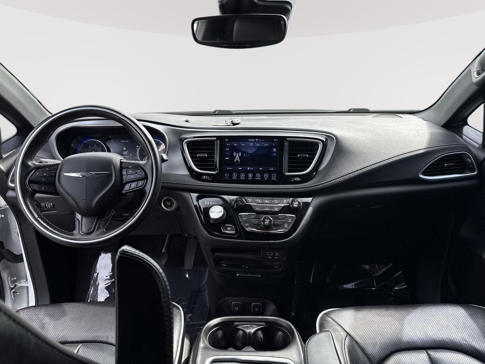 Used 2018 Bright White Clearcoat Chrysler Limited image 27
