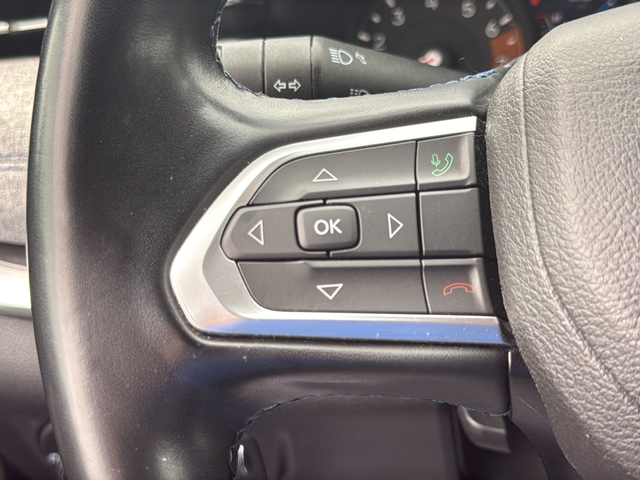 Used 2022 Black Jeep Latitude image 39