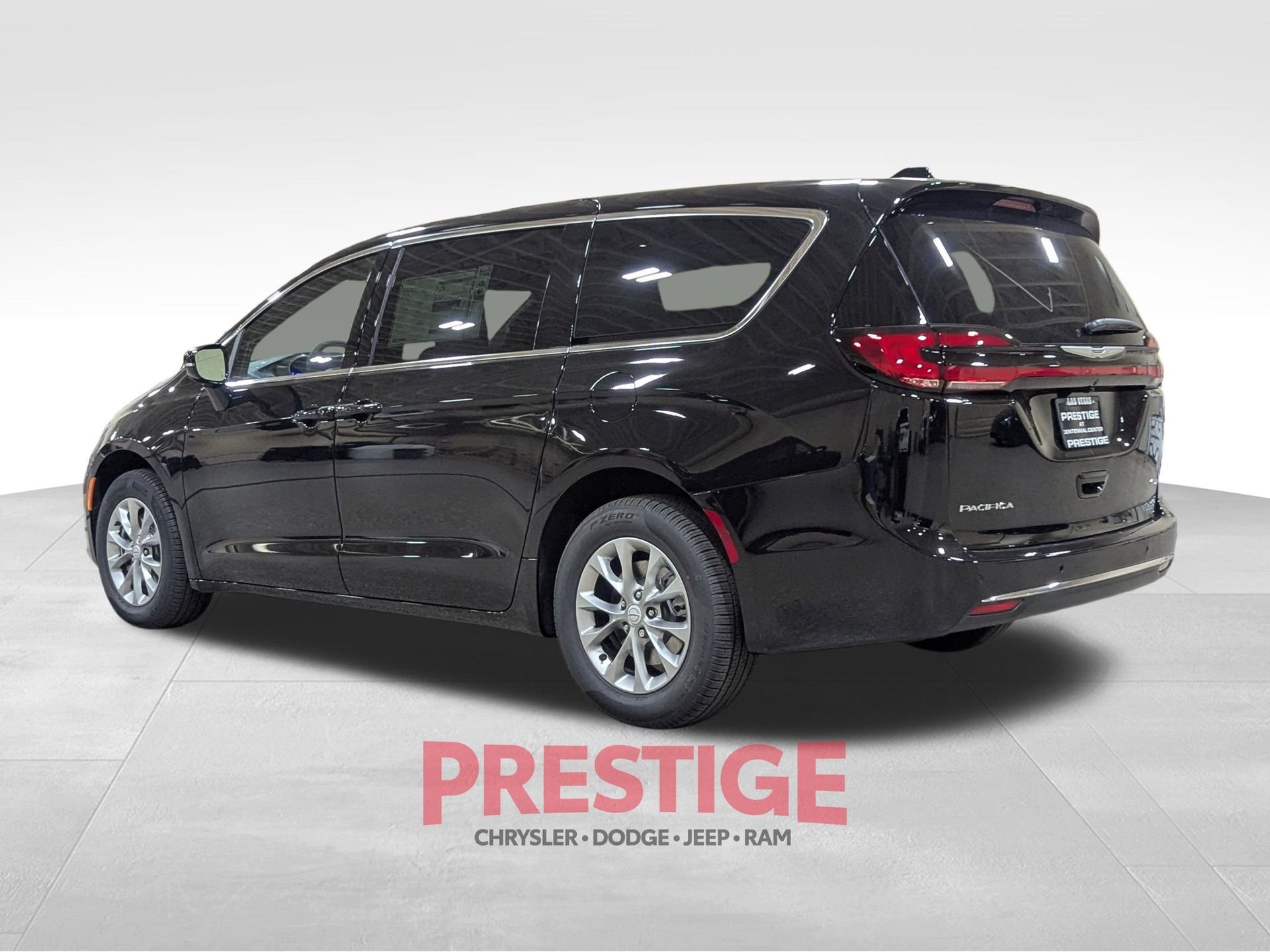 New 2026 Diamond Black Crystal Pearl-Coat Exterior Paint Chrysler Select image 9
