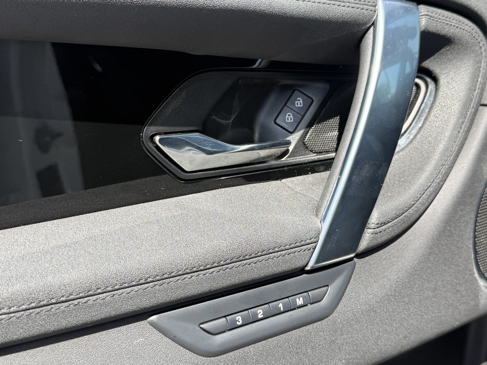 Used 2025 Fuji White Land Rover S image 19