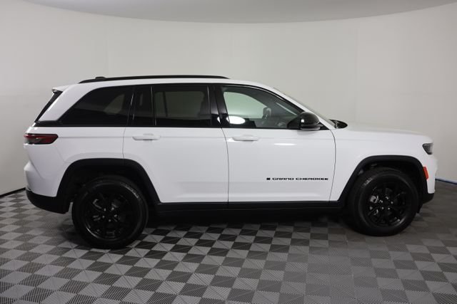 Used 2024 White Jeep Altitude X image 9