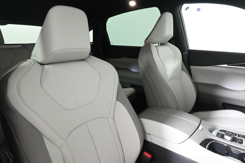 New 2027 2T RAD WHT INFINITI Sport AWD image 34