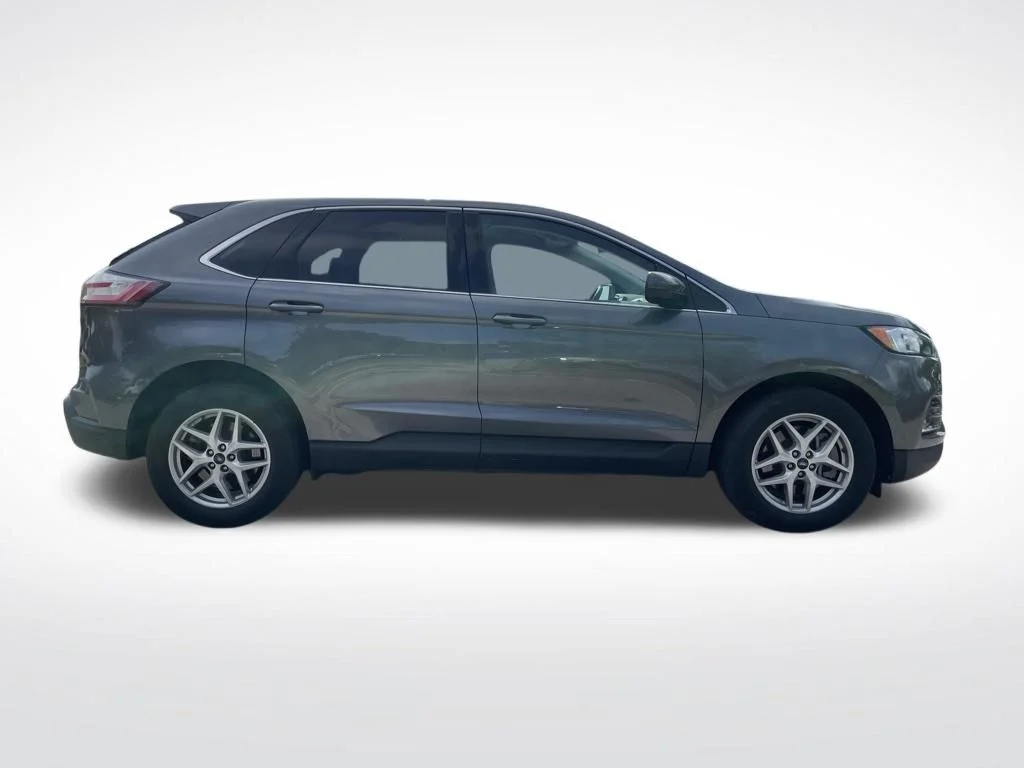 Used 2022 Gray Metallic Ford SEL image 4
