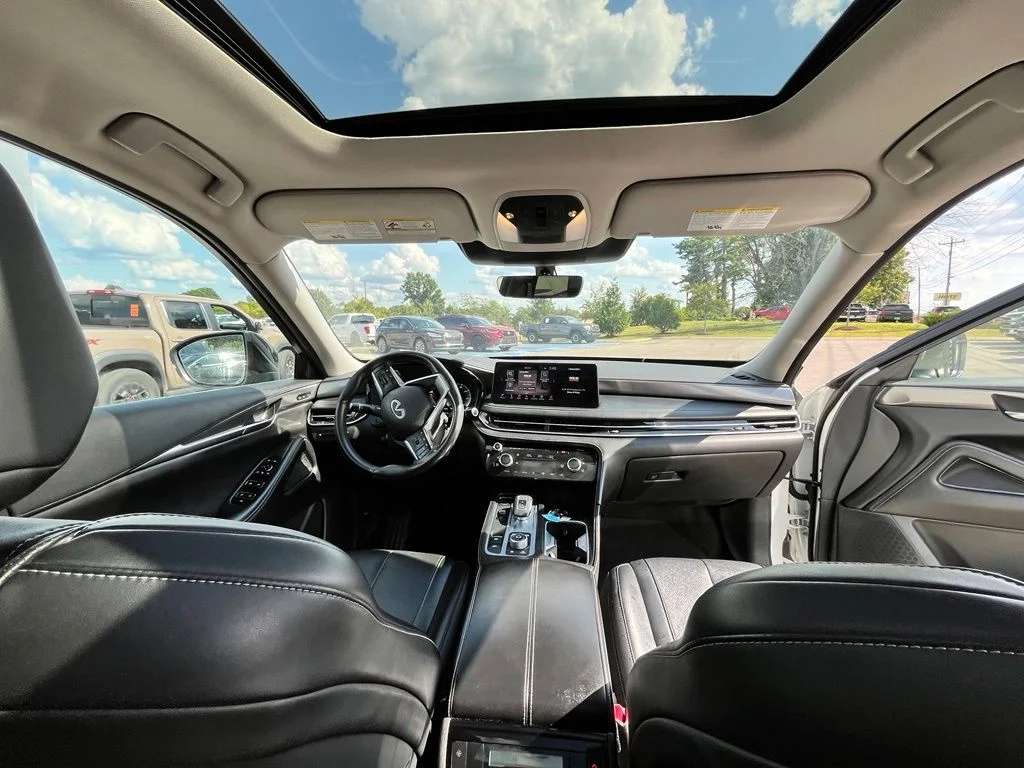 Used 2023 White INFINITI LUXE image 13