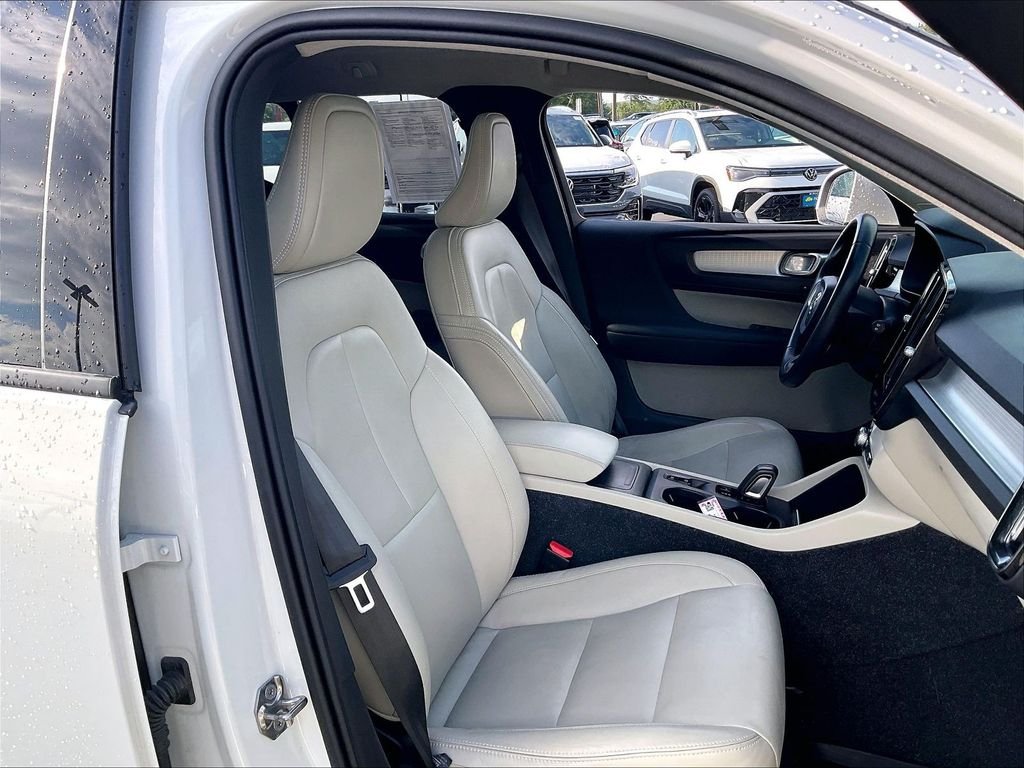 Used 2020 White Volvo Momentum image 10