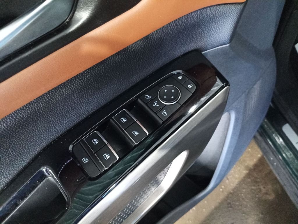 Used 2022 Black Nissan Platinum image 17