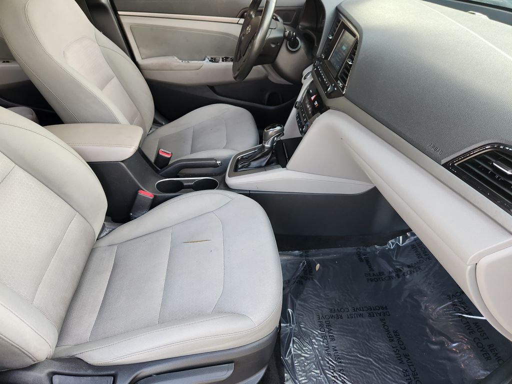 Used 2017  Hyundai SE image 16