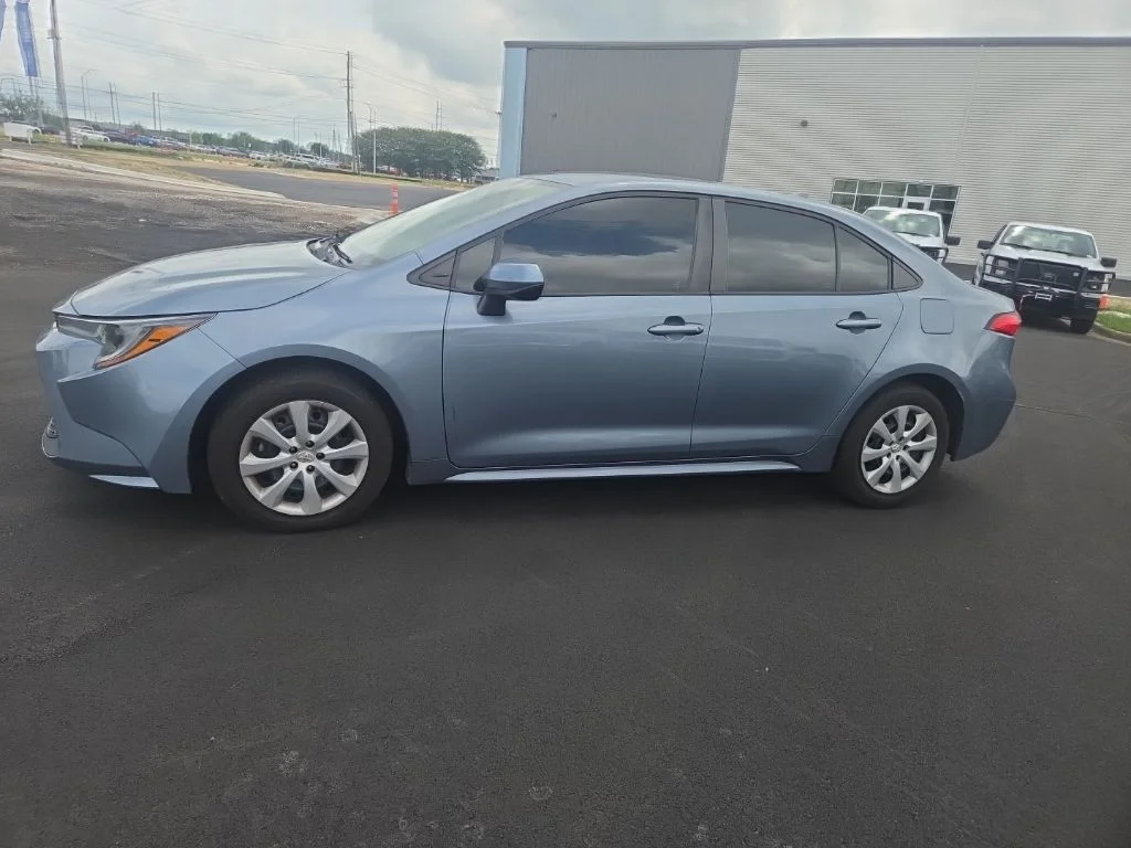Certified Used 2020  Toyota LE image 4