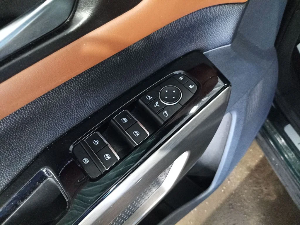 Used 2022 Black Nissan Platinum image 17