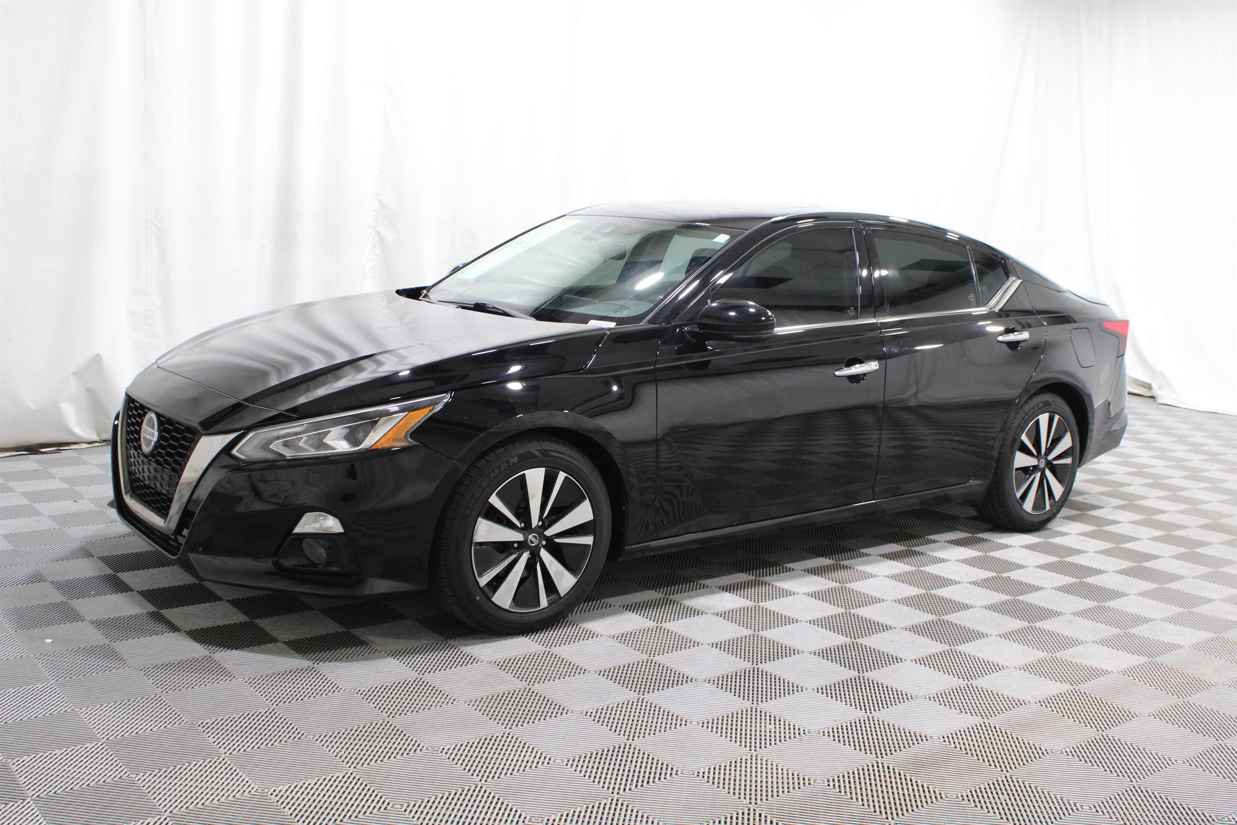 Used 2020 Super Black Nissan 2.5 SL image 34