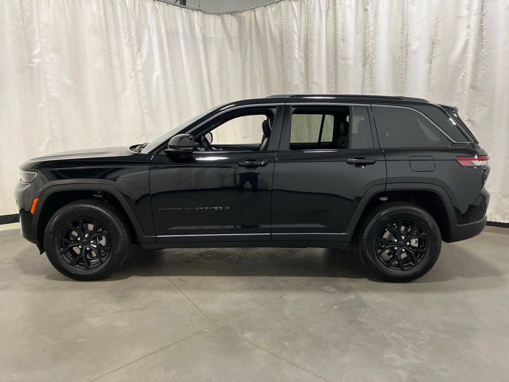 New 2026 Diamond Black Crystal Pearl-Coat Exterior Paint Jeep Laredo Altitude image 24