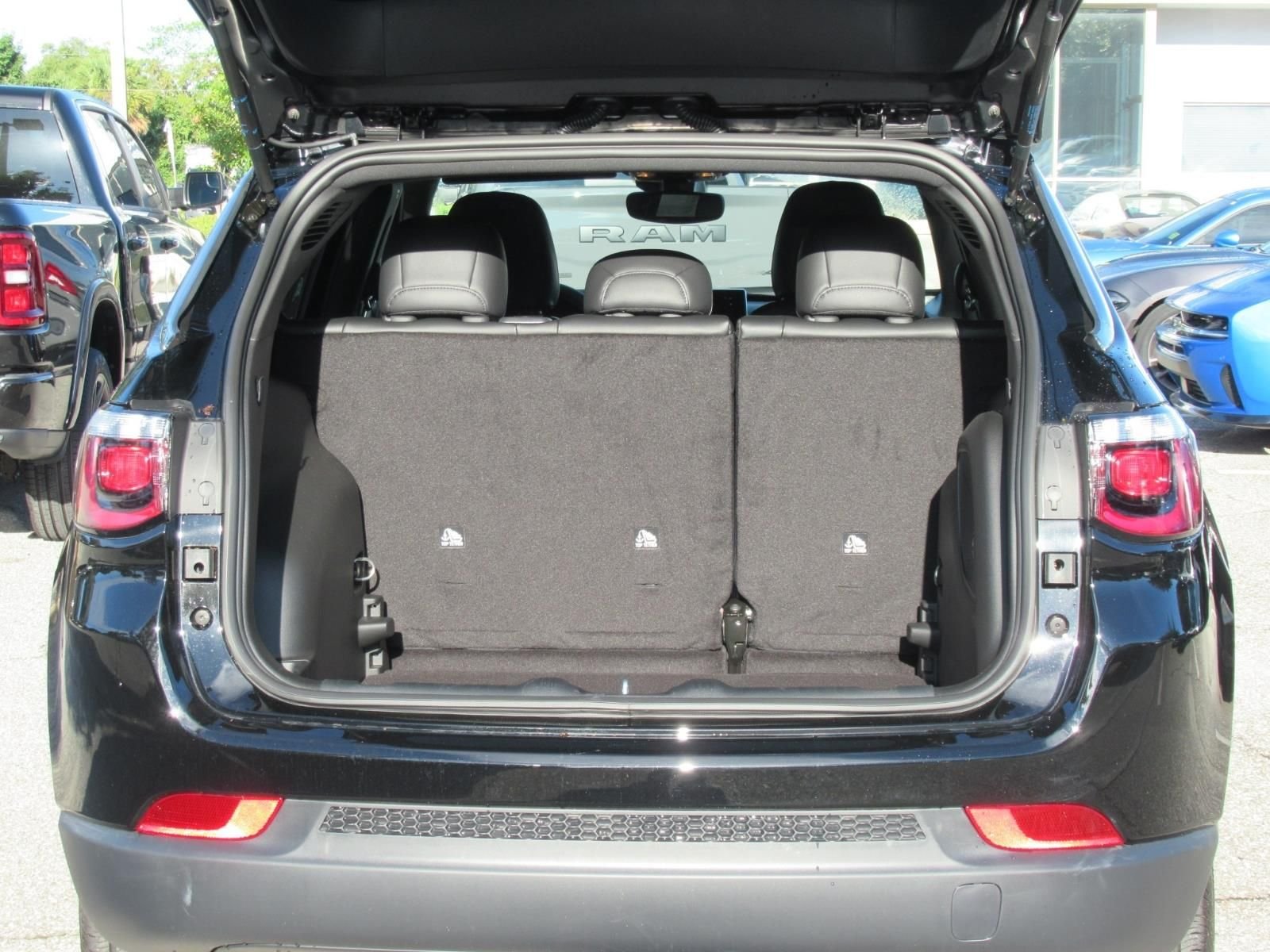 New 2026 Diamond Black Crystal Pearlcoat Jeep Latitude image 36