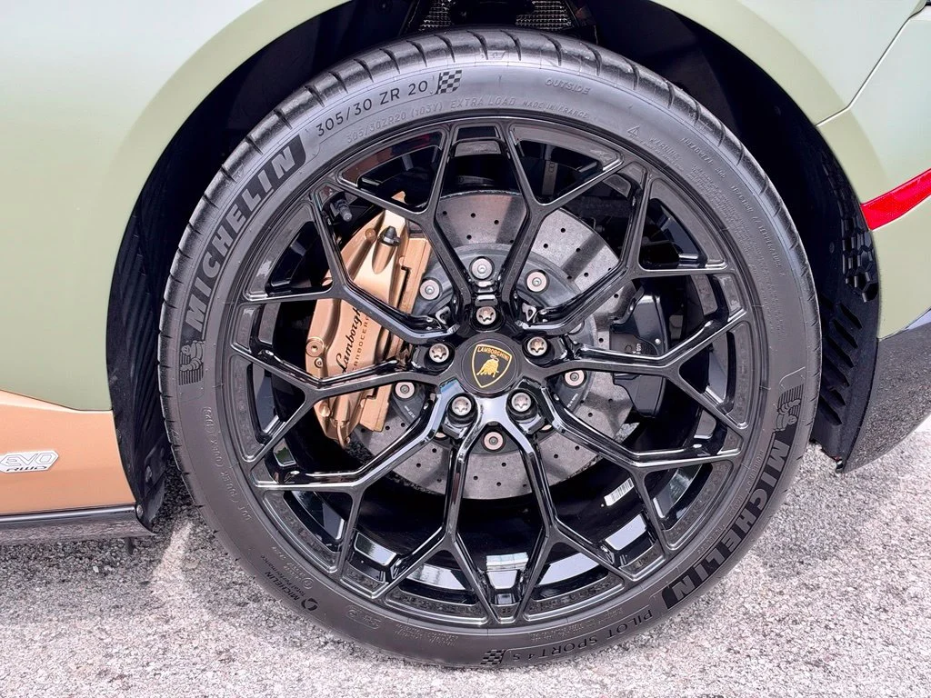 Used 2022 Green Lamborghini  image 16