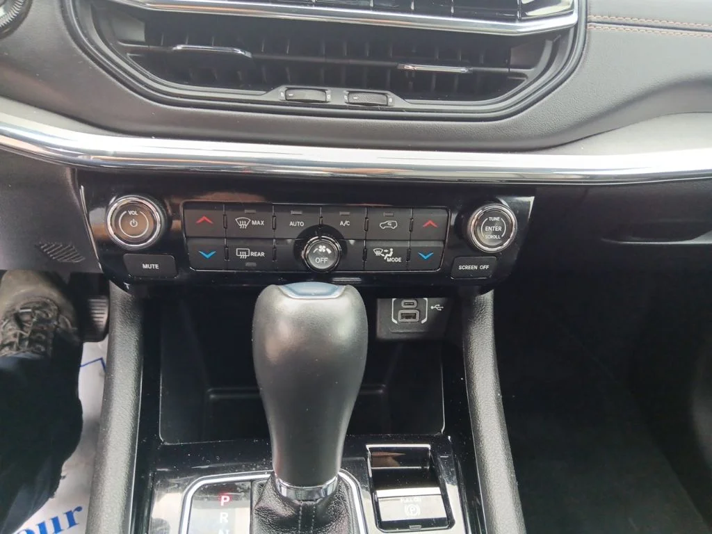 Used 2022 Redline Pearlcoat Jeep Limited image 28