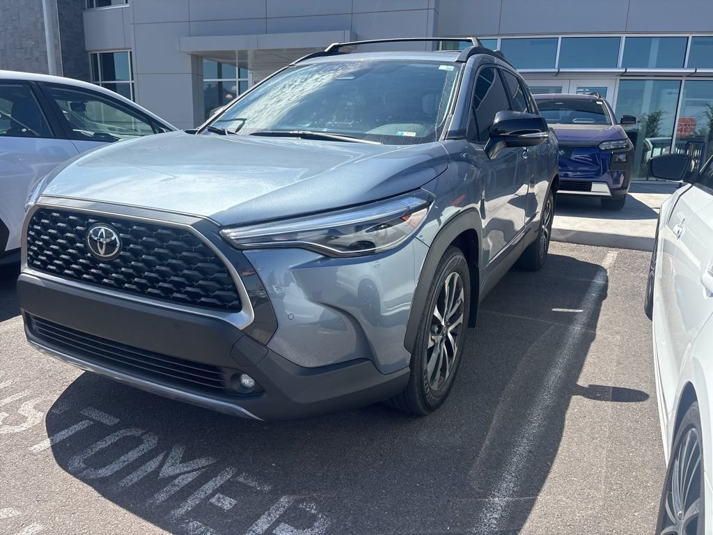 Used 2025  Toyota XLE image 1