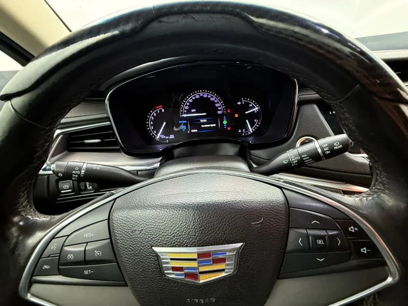 Used 2017  Cadillac Luxury Sport Utility 4D image 20