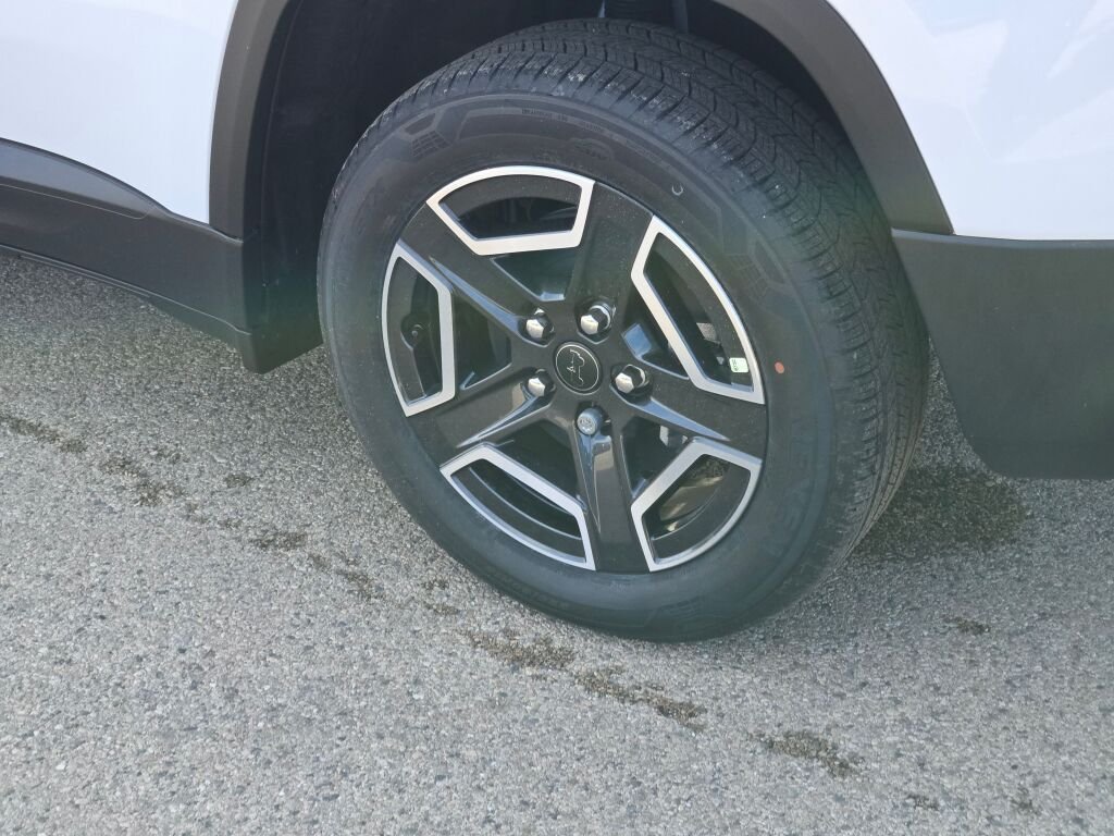 New 2026 Bright White Clear-Coat Exterior Paint Jeep Laredo image 15
