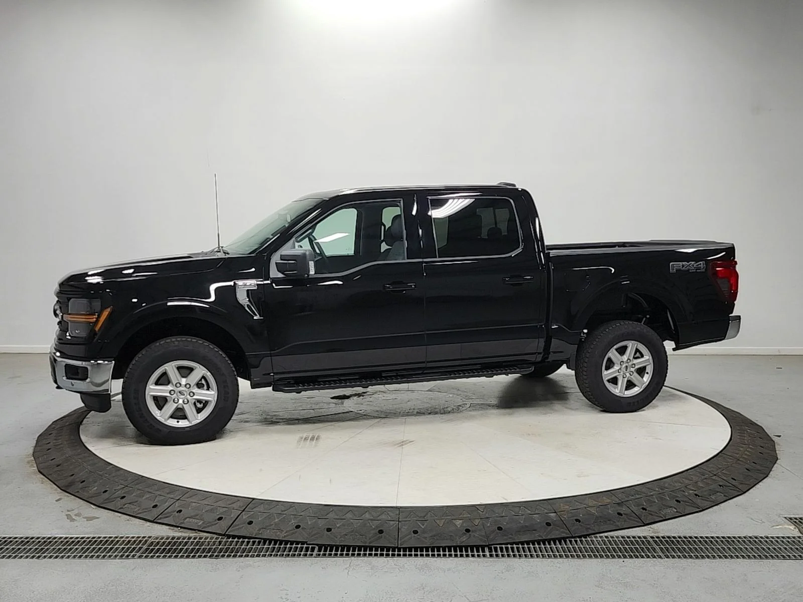 New 2026 Agate Black Metallic Ford XLT image 4