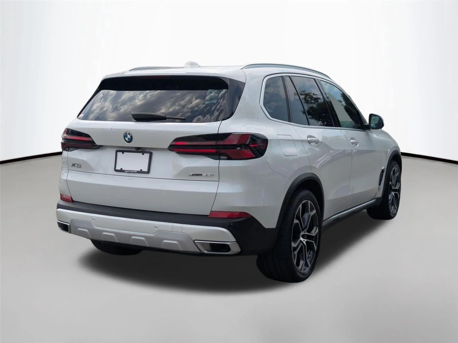 Used 2025 Mineral White Metallic BMW xDrive40i image 5
