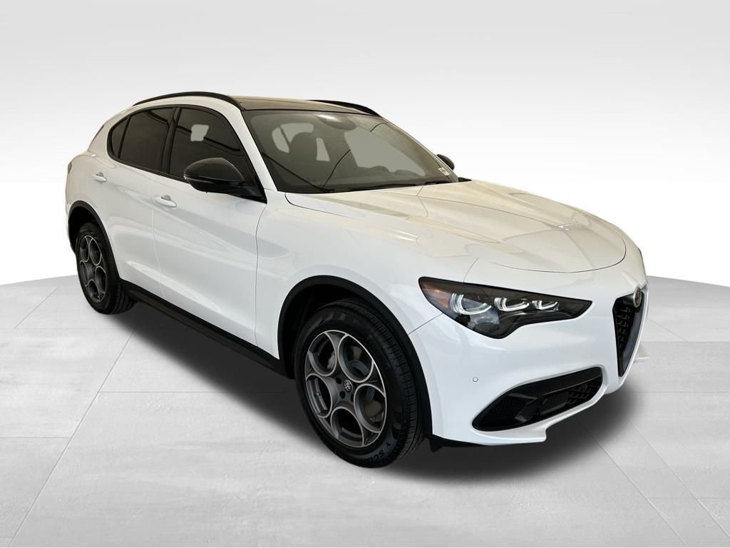 New 2025 Milano White Exterior Paint Alfa Romeo Base image 4