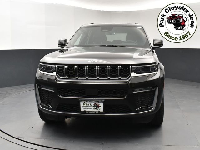 New 2026 Diamond Black Crystal Pearl-Coat Exterior Paint Jeep Limited image 2