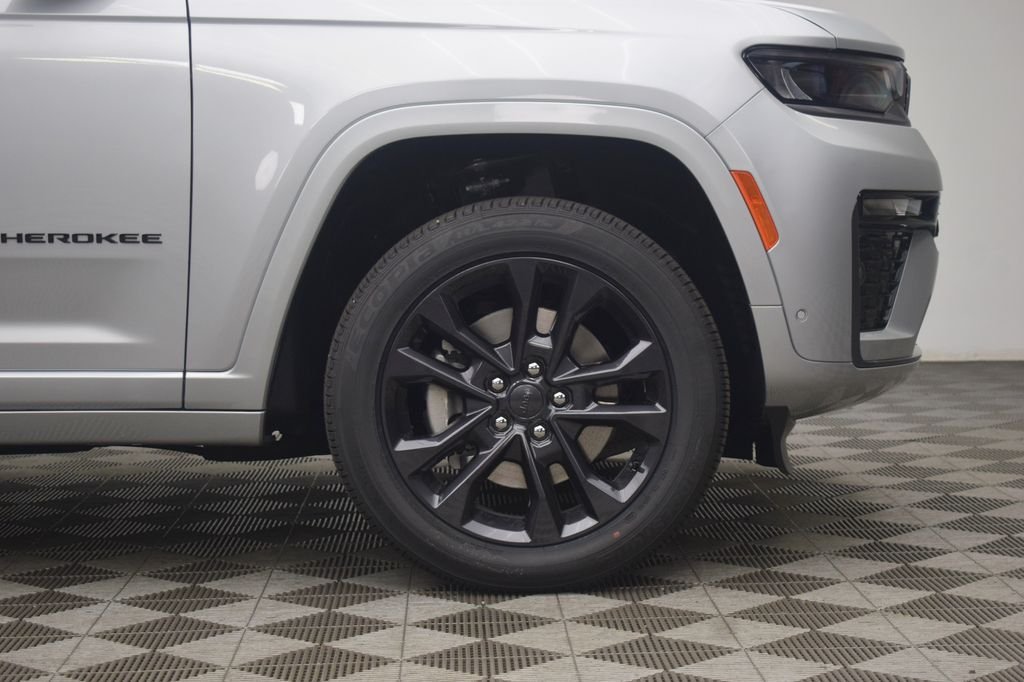 New 2026 Silver Zynith Exterior Paint Jeep Limited Reserve image 6