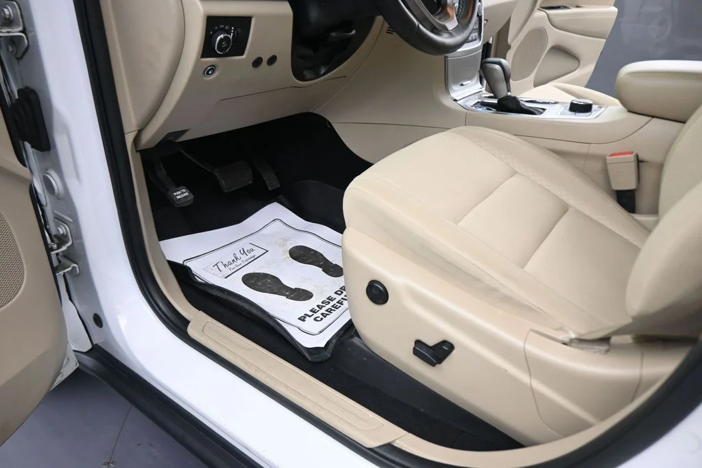 Used 2019 White Jeep Laredo E image 39