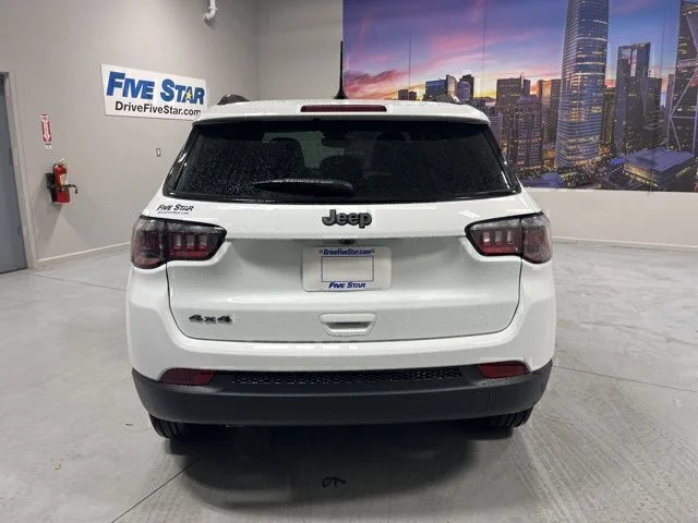 New 2026 Bright White Clear-Coat Exterior Paint Jeep Latitude image 23