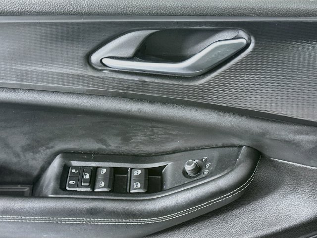 Used 2023 White Jeep Laredo X image 18