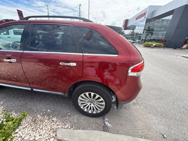 Used 2013 Red Lincoln Base image 3
