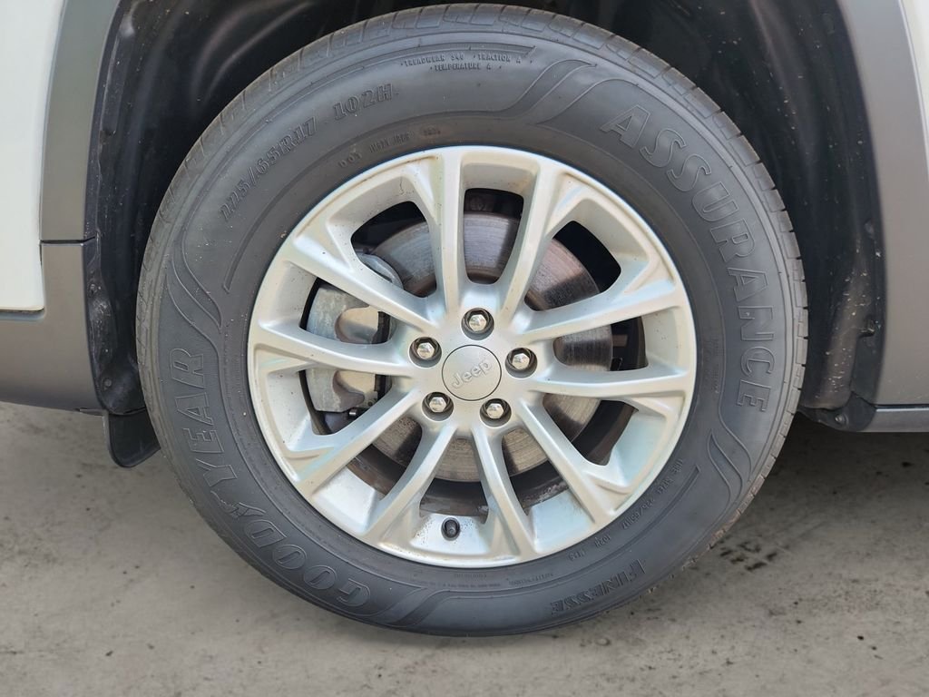 Used 2019 White Jeep Latitude image 14