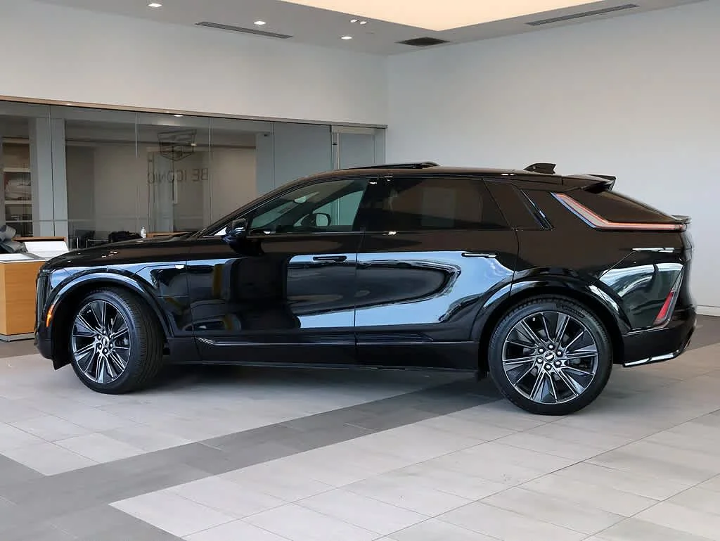 Used 2025 Cadillac LYRIQ Sport 3 with VIN 1GYKPYRL9SZ318272 for sale in Libertyville, IL