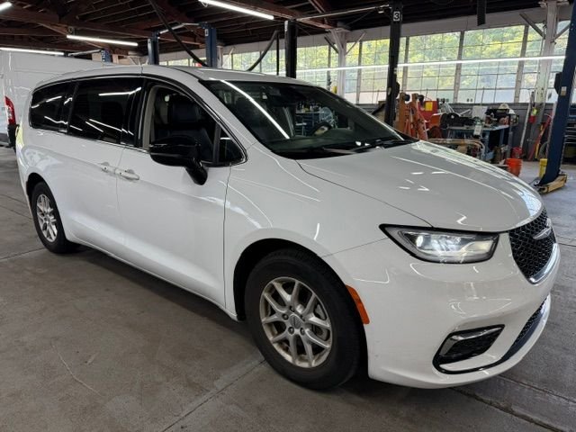 Used 2024 White Chrysler Touring L image 5