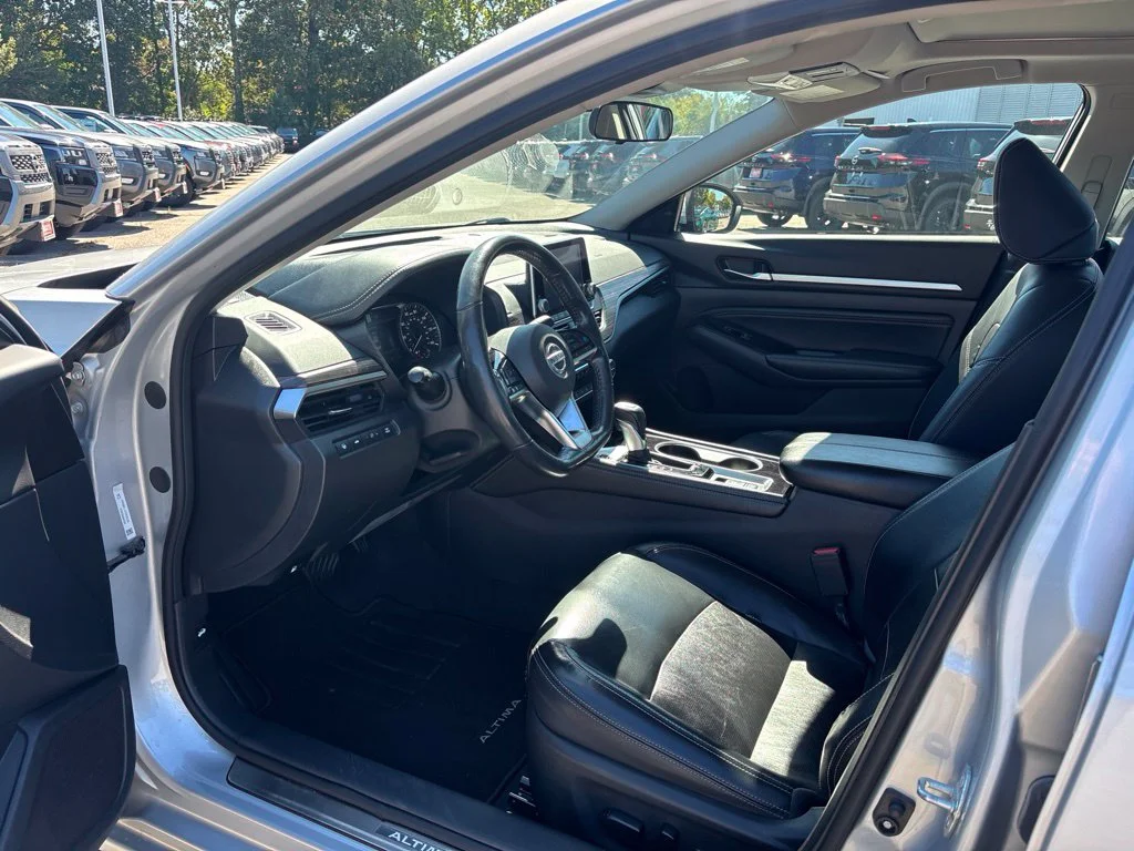 Used 2022 Silver Nissan 2.5 SL image 5