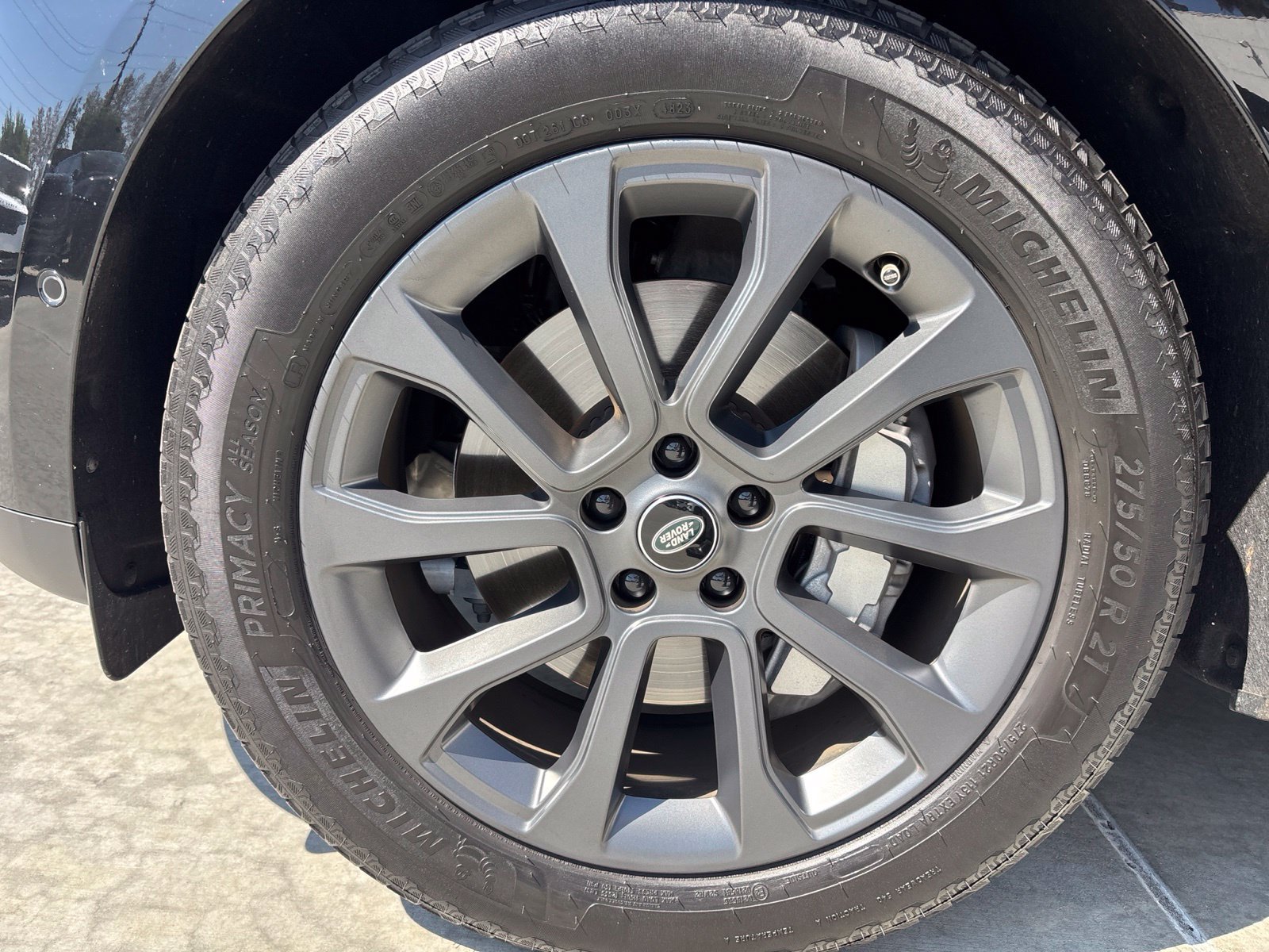 Used 2024 Santorini Black Metallic Land Rover SE image 5