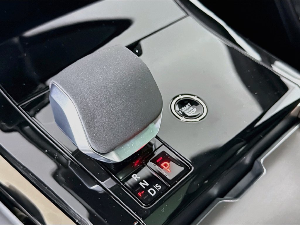 New 2027 Santorini Black Land Rover  SE P360 image 17