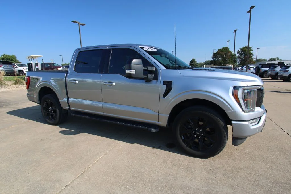 Used 2023  Ford Lariat image 3
