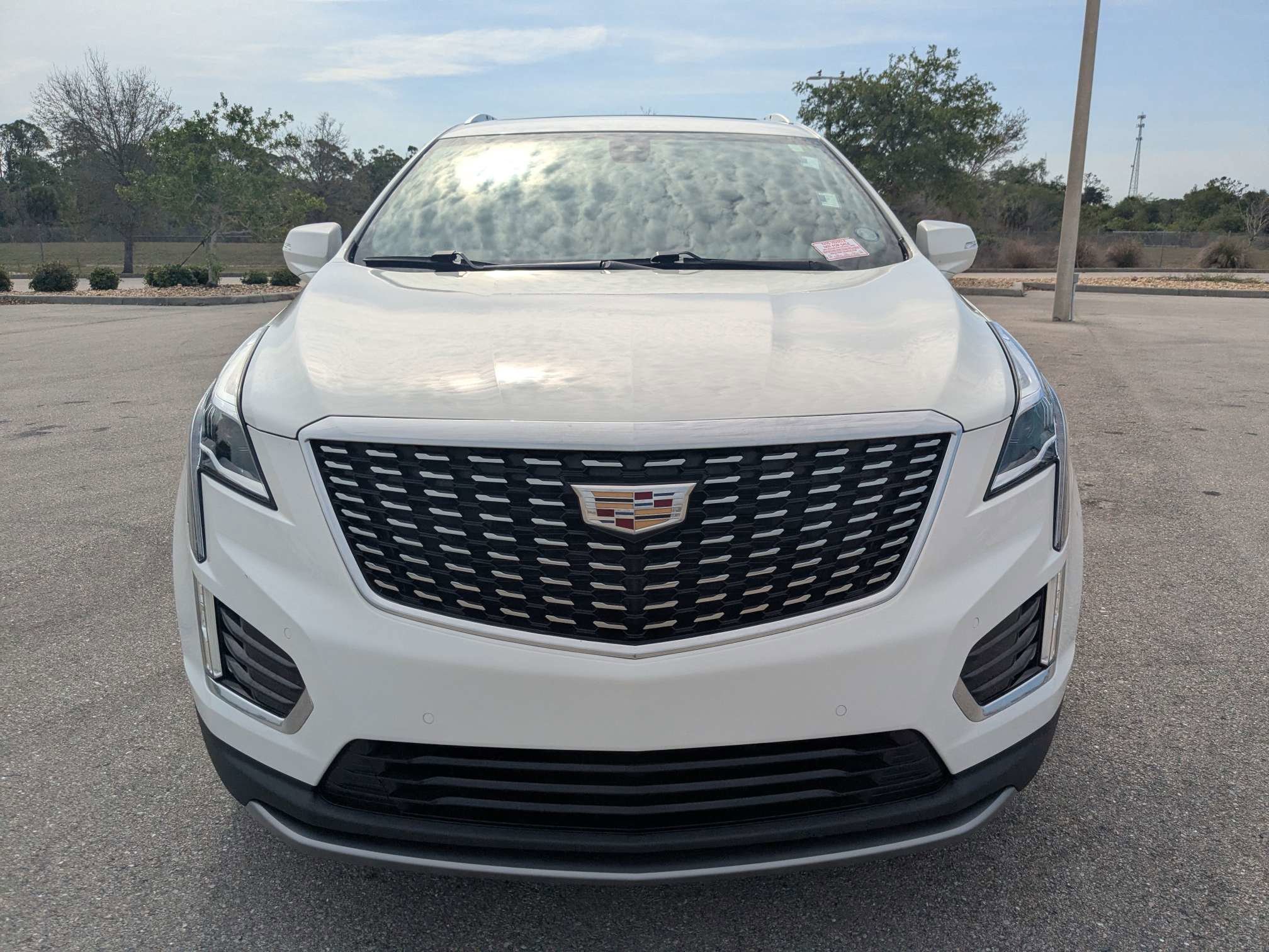 Used 2022 Mary Kay Pearl Tri-Coat Cadillac FWD Premium Luxury image 3