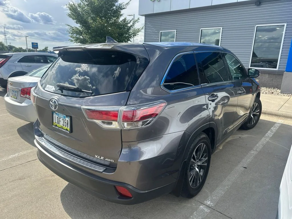 Used 2016 Gray Toyota XLE V6 image 4