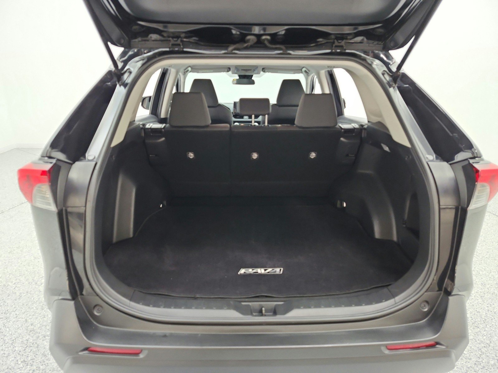 Used 2020 Midnight Black Metallic Toyota XLE FWD (Natl) image 19