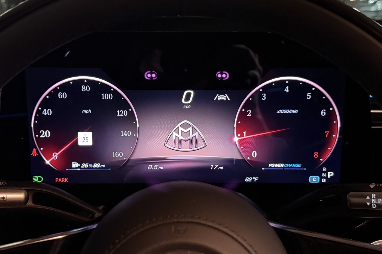 New 2027 MANUFAKTUR Moonlight White Metallic Mercedes-Benz Maybach S 580 4MATIC® Sedan image 21