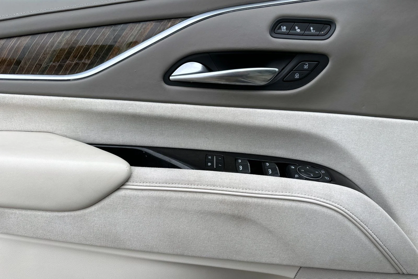 Used 2022  Cadillac Sport Platinum image 11