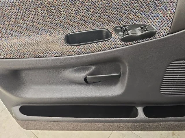 Used 2002  Dodge ST image 19