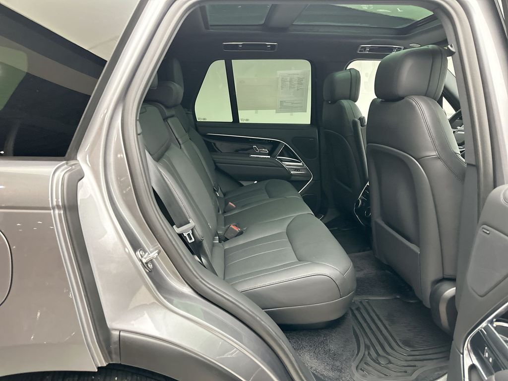 Used 2025  Land Rover SE image 19