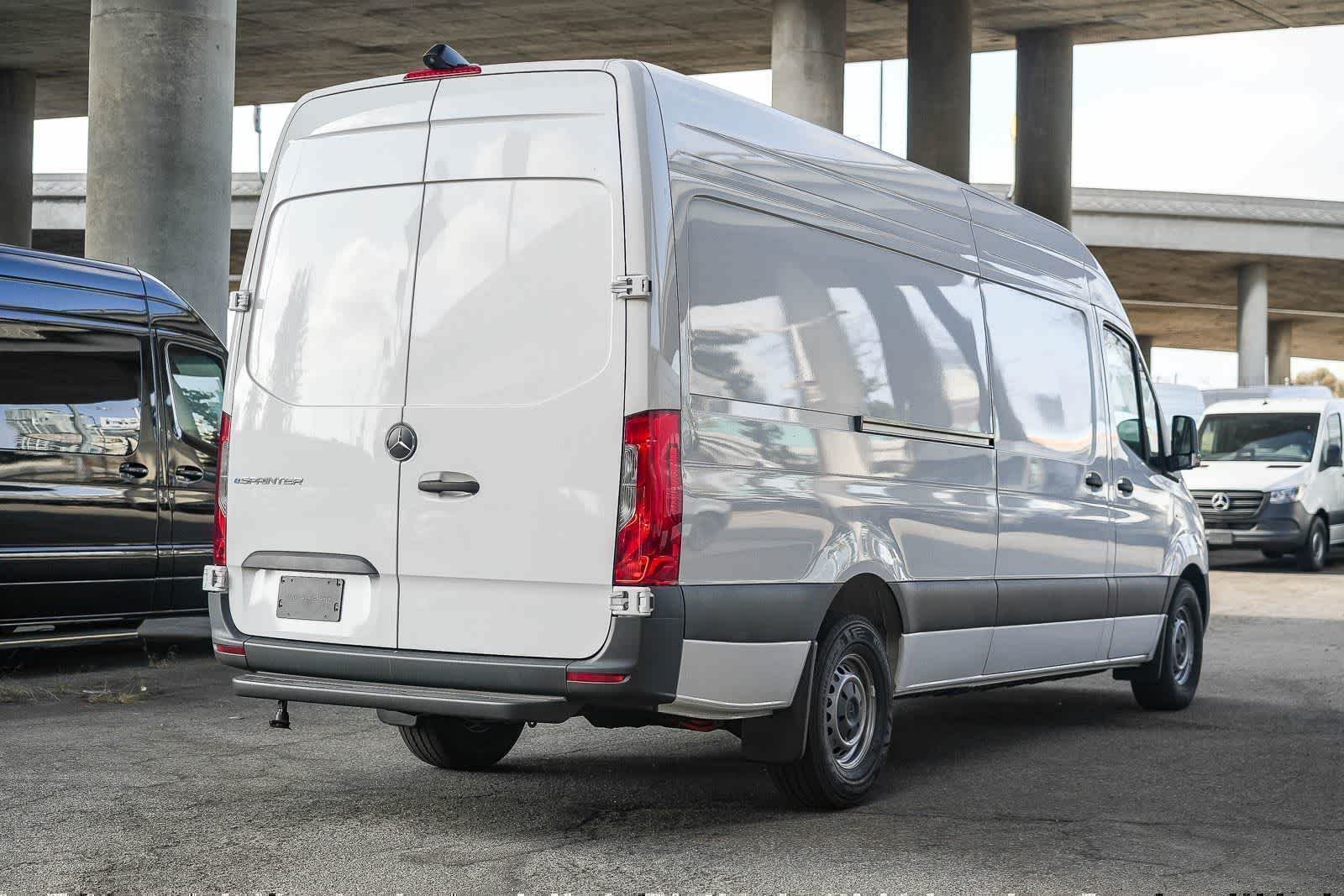 New 2025 Arctic+White Mercedes-Benz Cargo 170WB High Roof 113kw Battery RWD HO Motor image 6