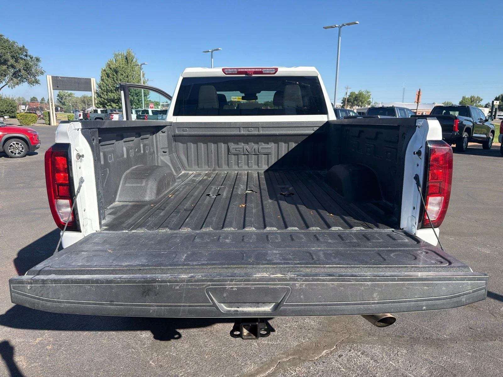 Used 2025 White GMC SLE image 28