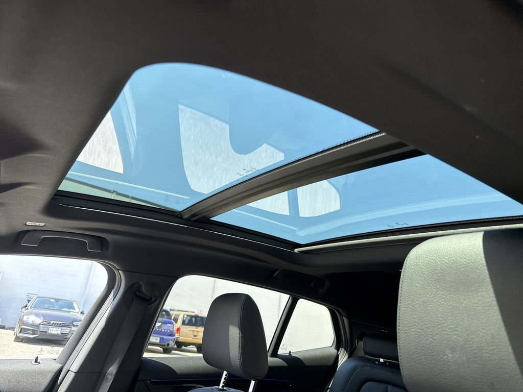 Used 2022  BMW xDrive28i image 17