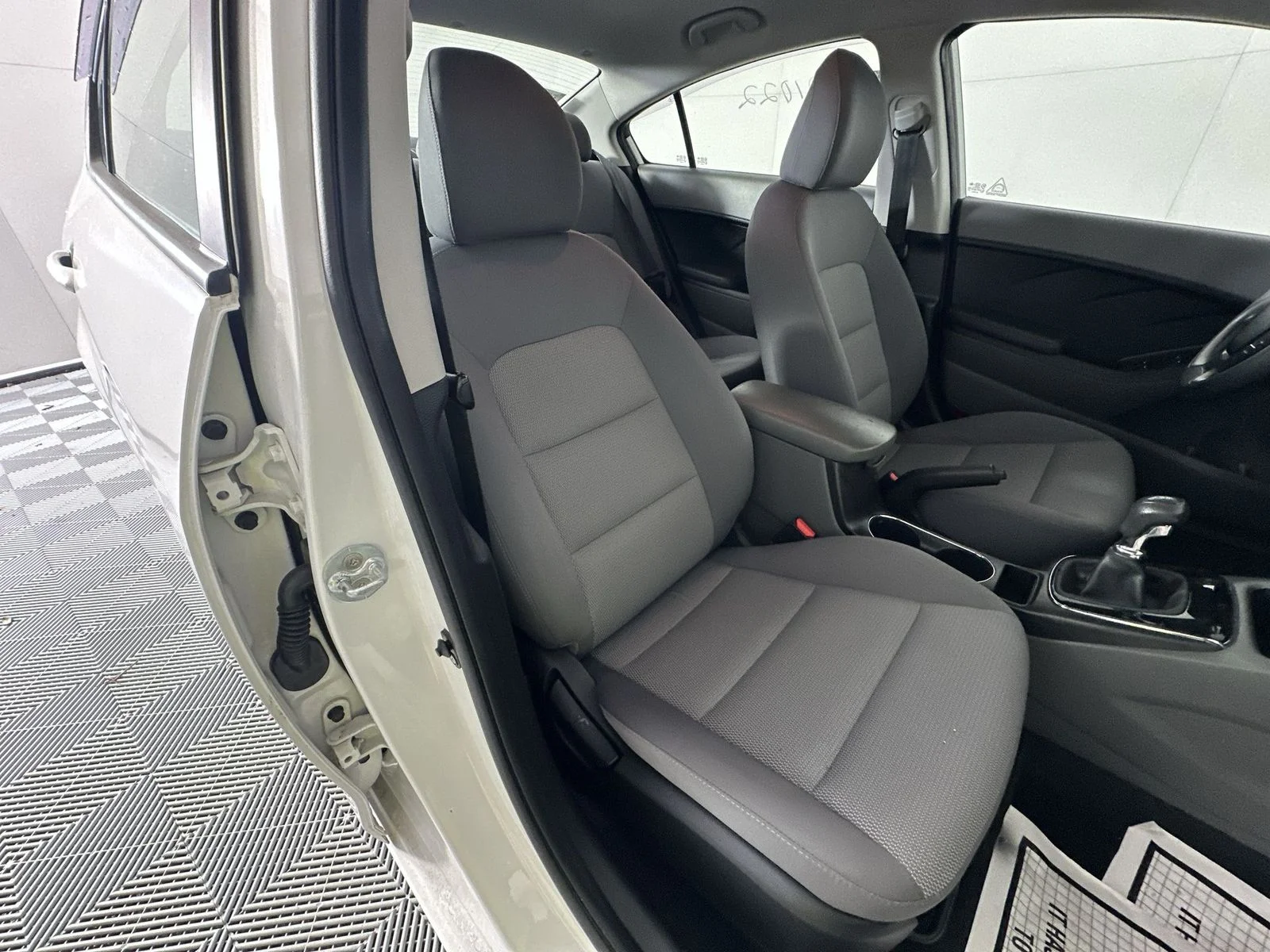 Used 2017 White Kia LX image 23