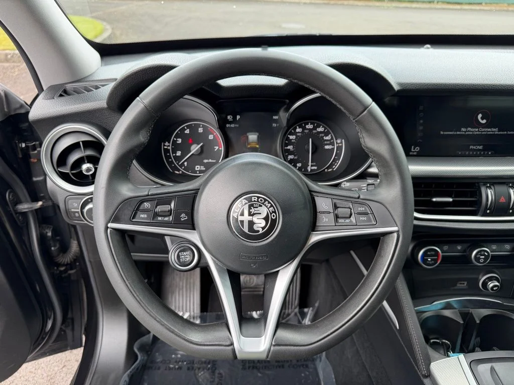 Used 2018 Black Metallic Alfa Romeo Base image 19